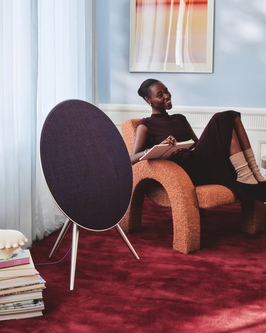 Behind Beosound A9's effortless exterior lies an intricate world of power. Seven custom-built drivers deliver exceptional detail. Clear vocals, crisp instrumentation, deep bass – and enough volume to fill any room. It's as rich as it is rounded.