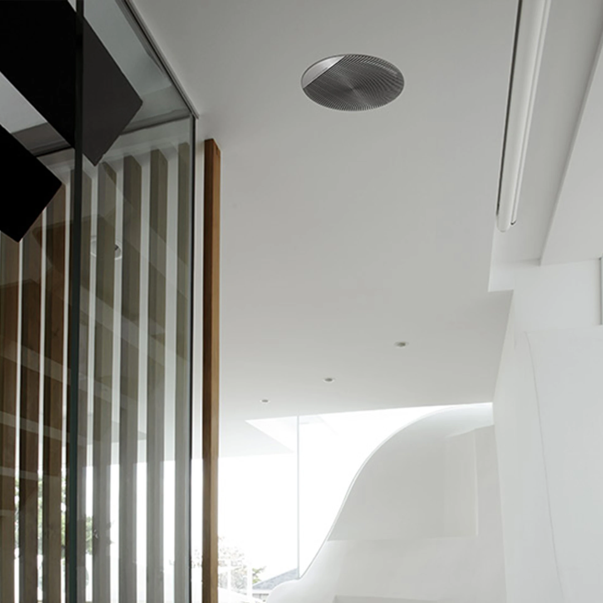 Exceptional sound hidden in the ceiling