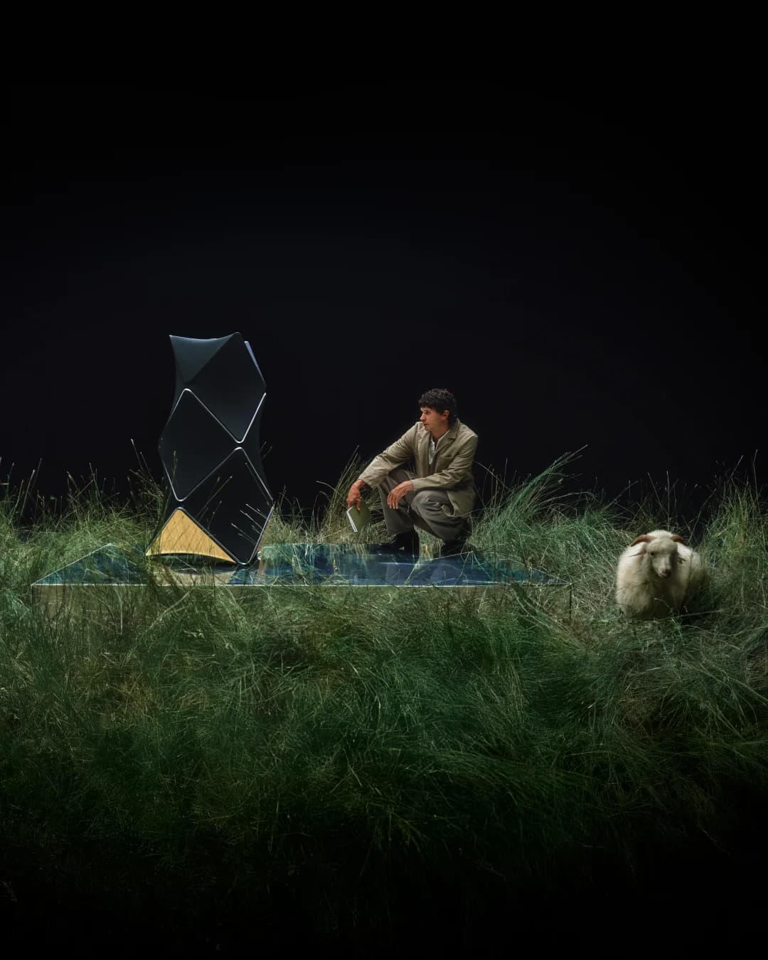 Engineered to adapt to your space and listening preferences, Beolab 90 redefines what everyday excellence sounds like.