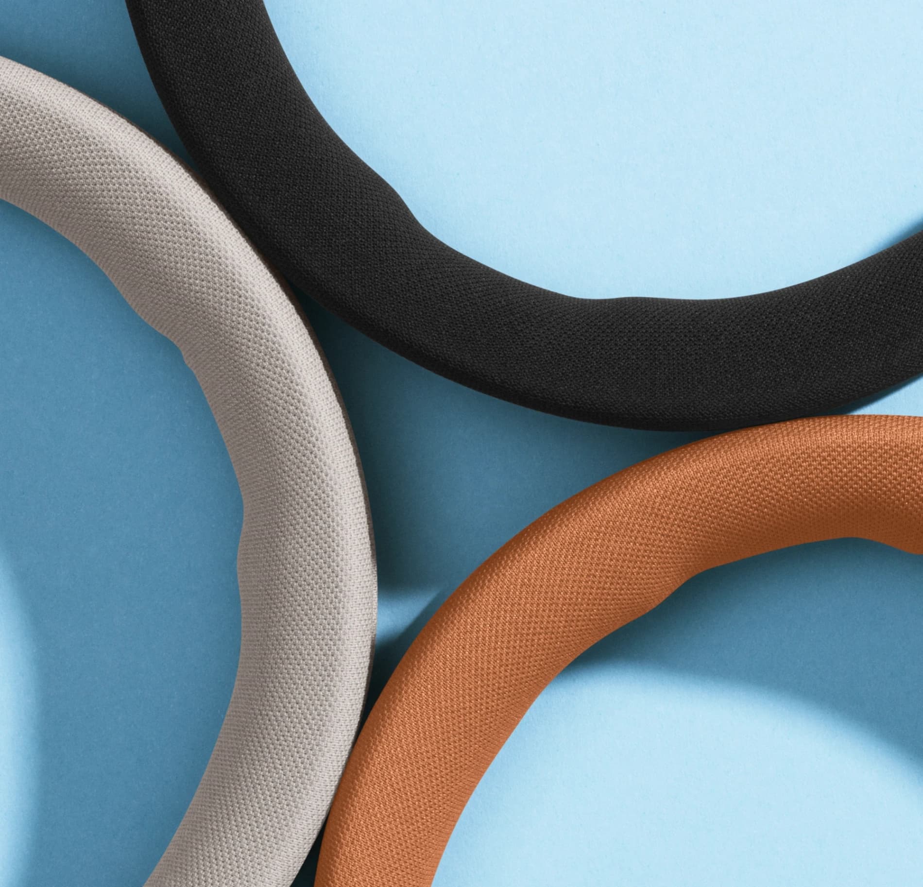Elevate your style. Choose from the colours Infinite Black and Hourglass Sand, or the special edition Sunset Apricot.